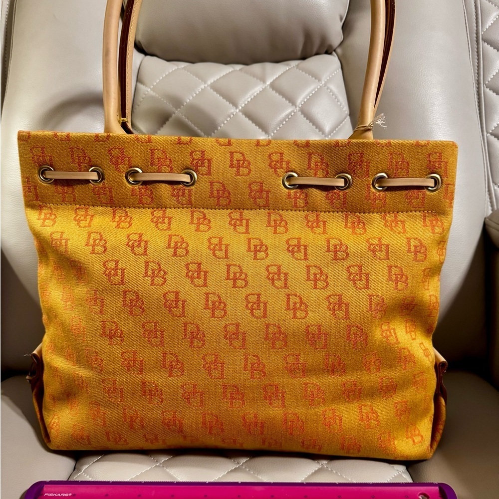 *Spring Cleanout* Fun summertime Dooney & Bourke tote! - Picture 2 of 6